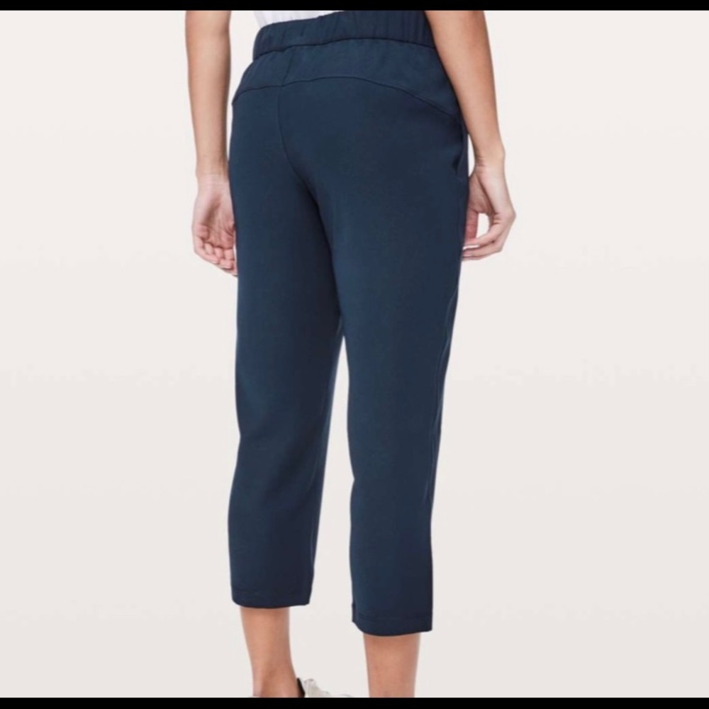 Lululemon On The Fly Crop *Woven 23" True Navy EUC Sz 6
